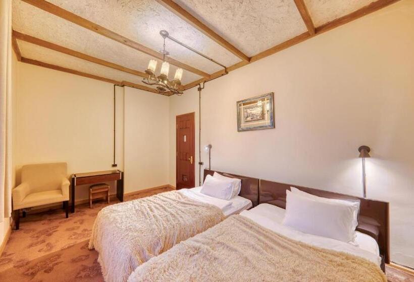 جناح عائلي, Alpine Castle