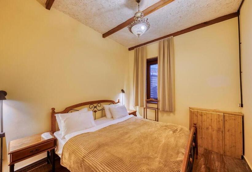 جناح عائلي, Alpine Castle