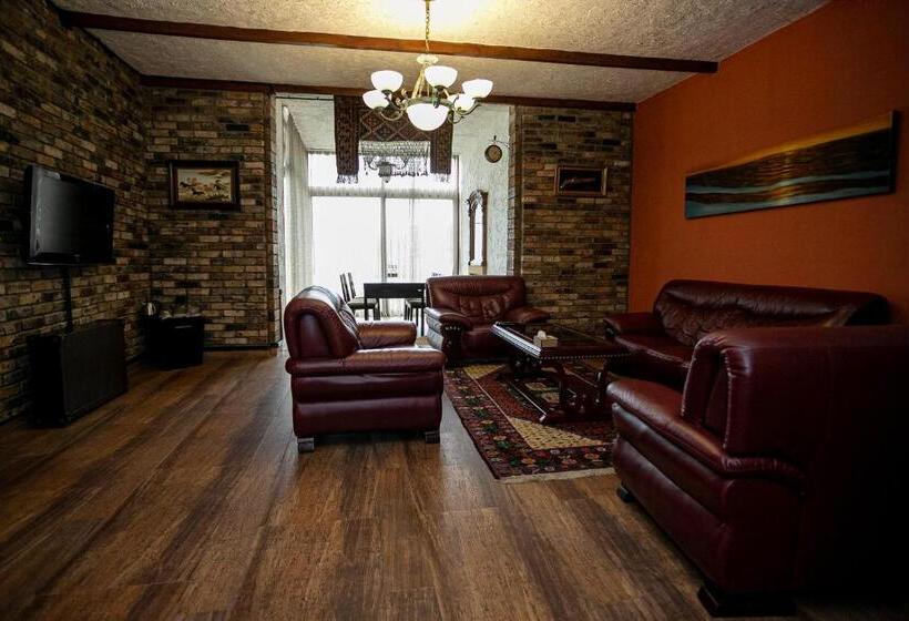 جناح عائلي, Alpine Castle