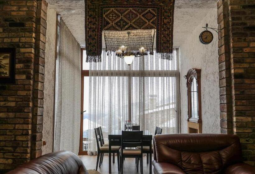 جناح عائلي, Alpine Castle