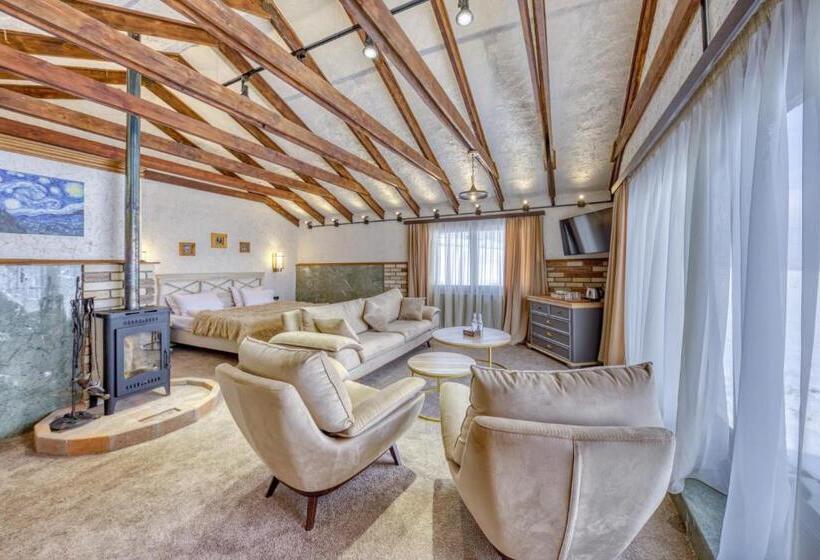 جناح جونيور, Alpine Castle