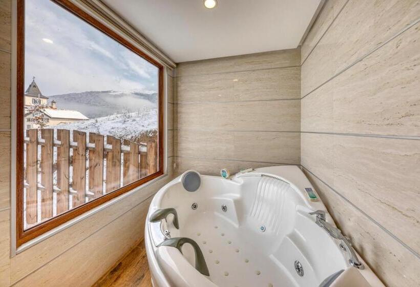 جناح مطلّ علي الجبل, Alpine Castle