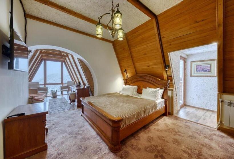 جناح مطلّ علي الجبل, Alpine Castle