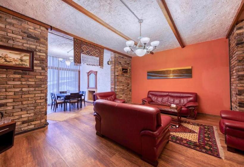 جناح عائلي, Alpine Castle