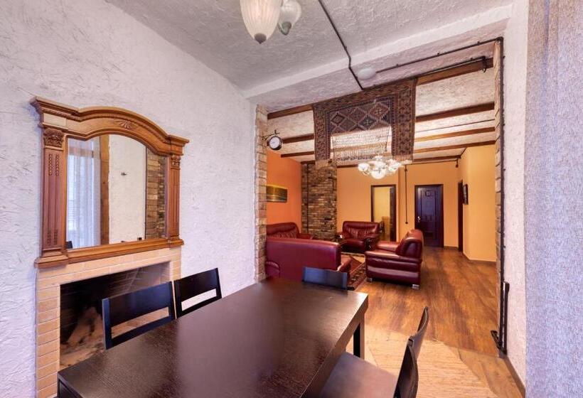 جناح عائلي, Alpine Castle