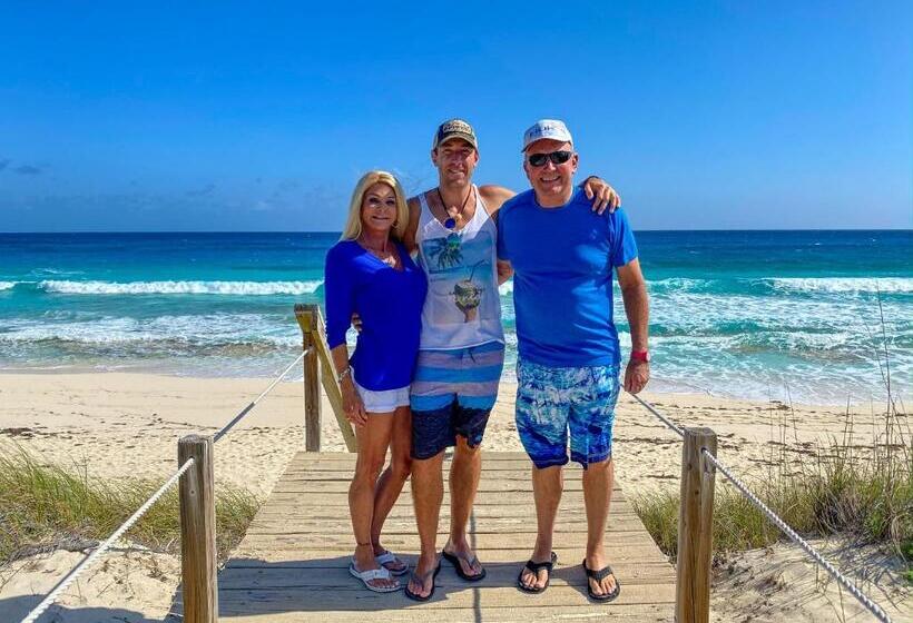 اتاق لوکس با بالکن و چشم‌انداز دریا, St Francis Resort