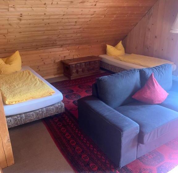 Quarto Familiar, Maien