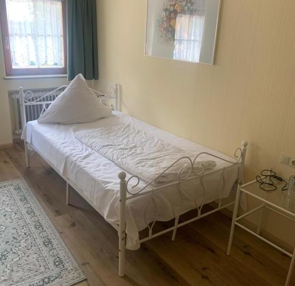 Quarto standart individual, Maien