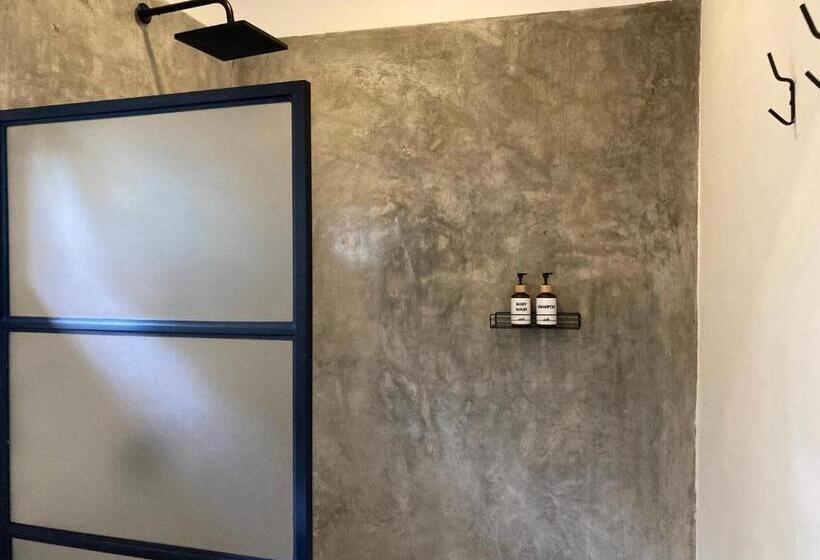 Chambre Deluxe, Rebels Point