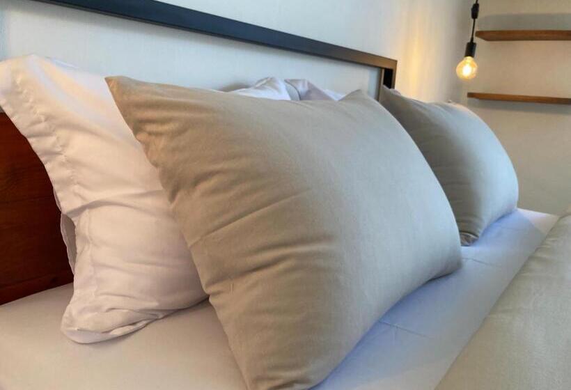 Chambre Deluxe, Rebels Point