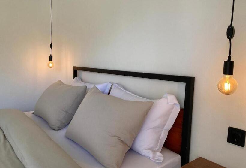 Chambre Deluxe, Rebels Point