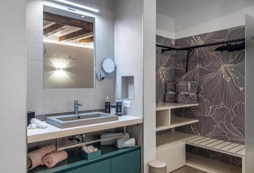 جناح جونيور عائلى, Maison Valentina