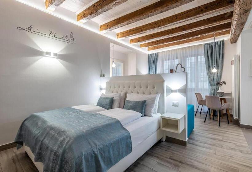 جناح جونيور عائلى, Maison Valentina