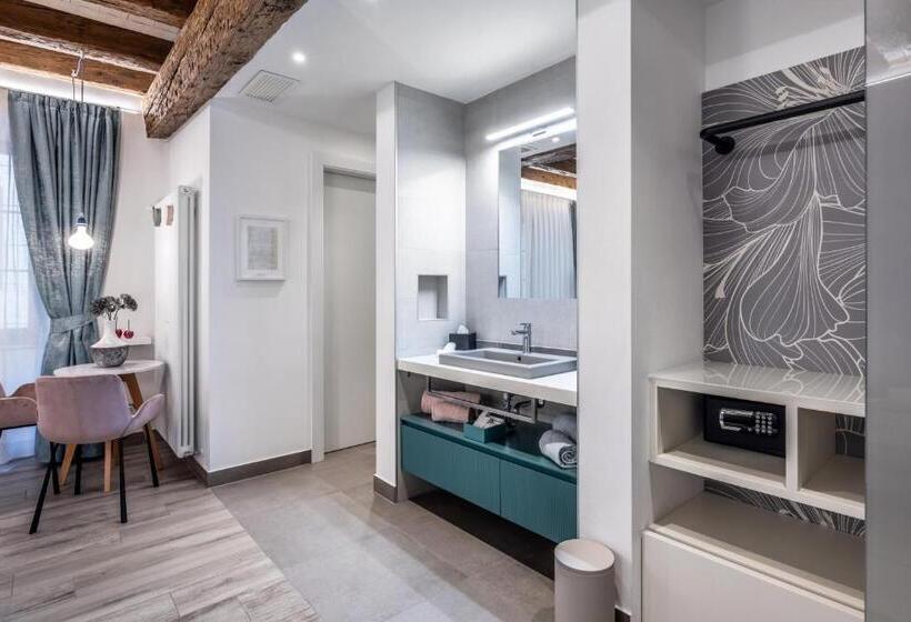 جناح جونيور عائلى, Maison Valentina