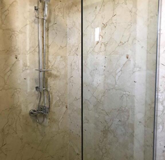 اتاق لوکس سه تخته, Dardani