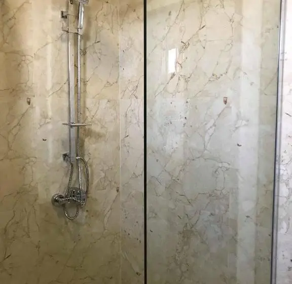 اتاق لوکس سه تخته, Dardani