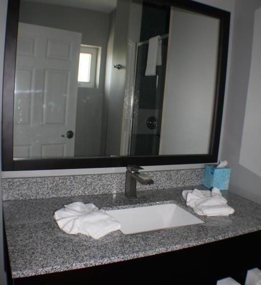 اتاق لوکس خانوادگی, The All New Grace Bay Suites