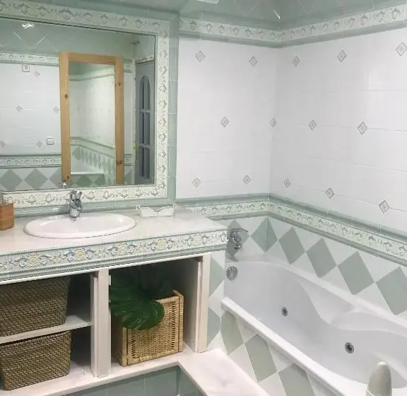 سوییت لوکس, Roomqueo Only Adults