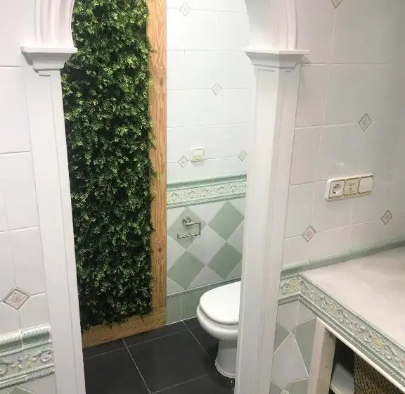 سوییت لوکس, Roomqueo Only Adults