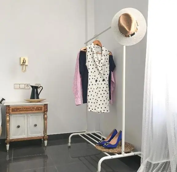 سوییت لوکس, Roomqueo Only Adults