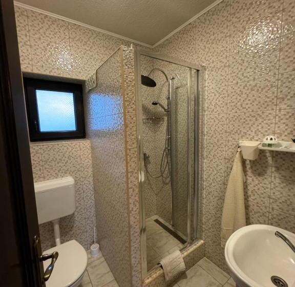 家庭工作室, Constantin Panzió