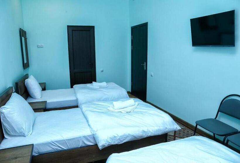 חדר קלאסי לשלושה, Sofya