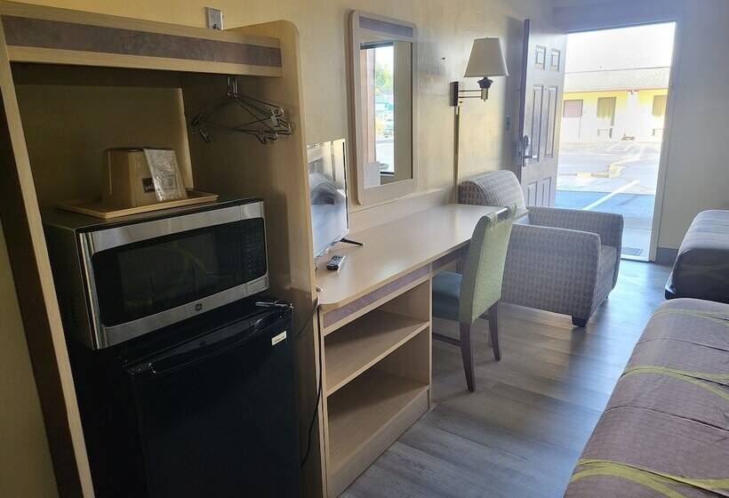 غرفه قياسيه سريرين مزدوجين, Budget Host Inn Bristol