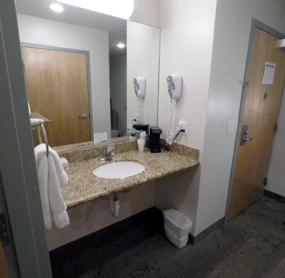 غرفة قياسية, Bumbleberry Inn