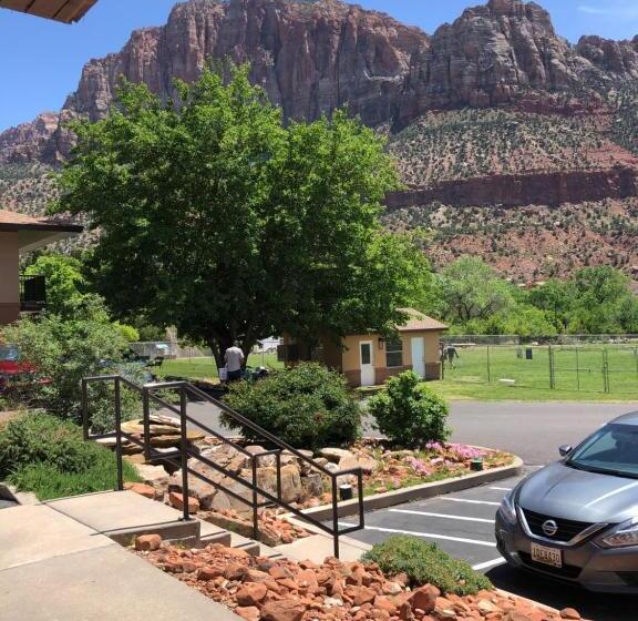 غرفة قياسية, Bumbleberry Inn