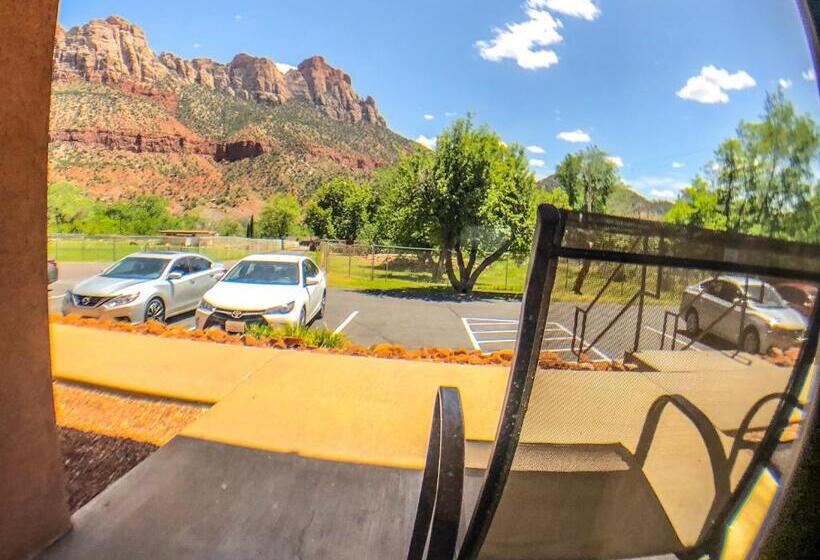 غرفة قياسية, Bumbleberry Inn