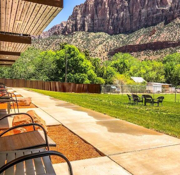 غرفة قياسية, Bumbleberry Inn