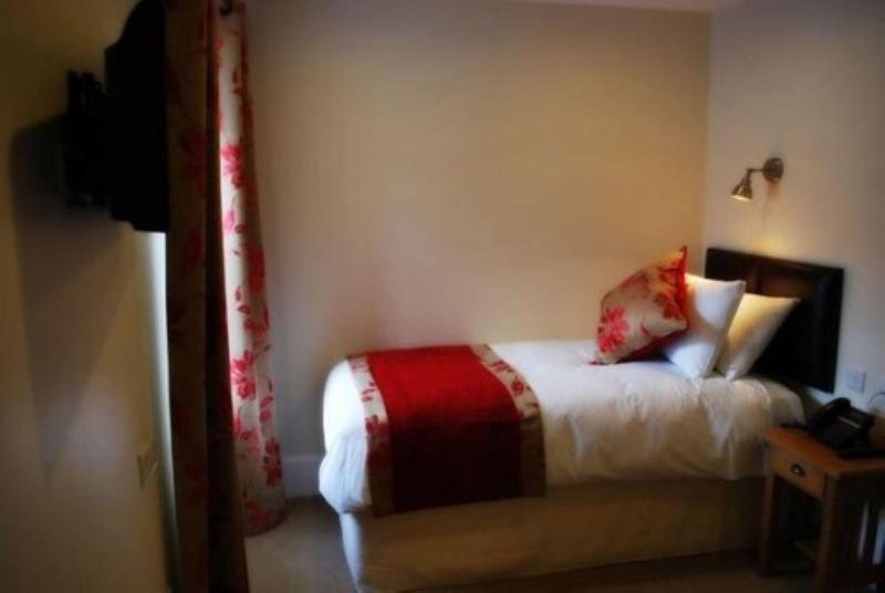 غرفة قياسية, Bumbleberry Inn