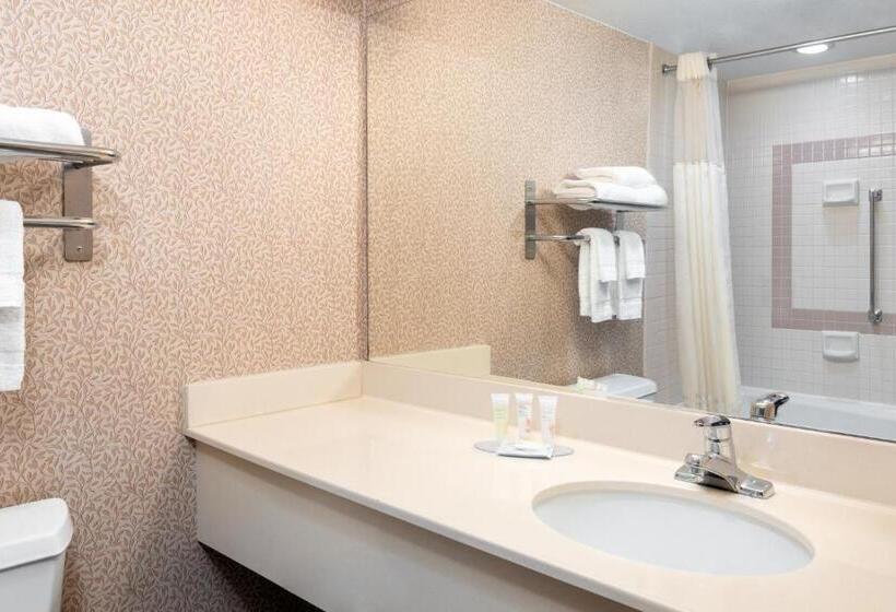 جناح جونيور, Capitol Plaza Hotel Jefferson City