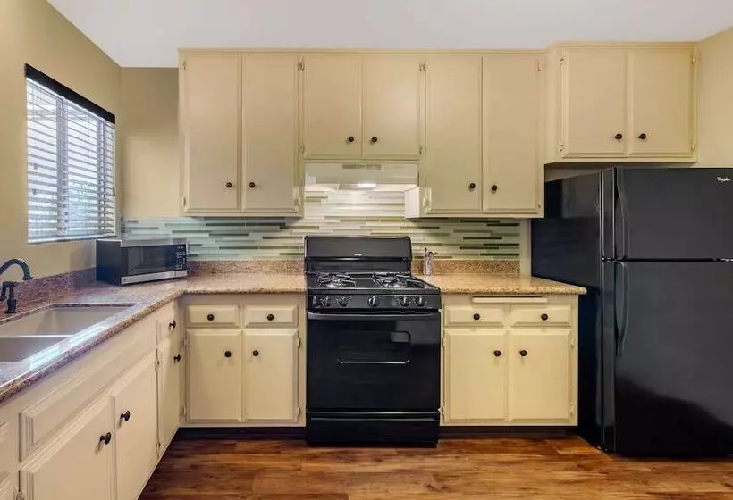 سوییت, Carlton Oaks Lodge, Ascend Hotel Collection