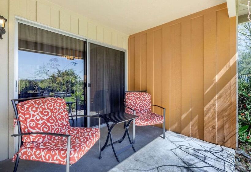 جناح, Carlton Oaks Lodge, Ascend Hotel Collection