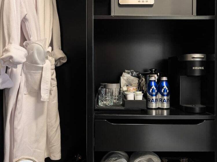 디럭스 룸, Carnegie House