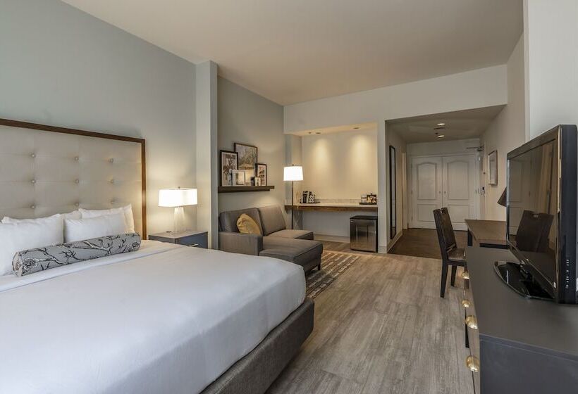 اتاق لوکس, St Charles Coach House, Ascend Hotel Collection