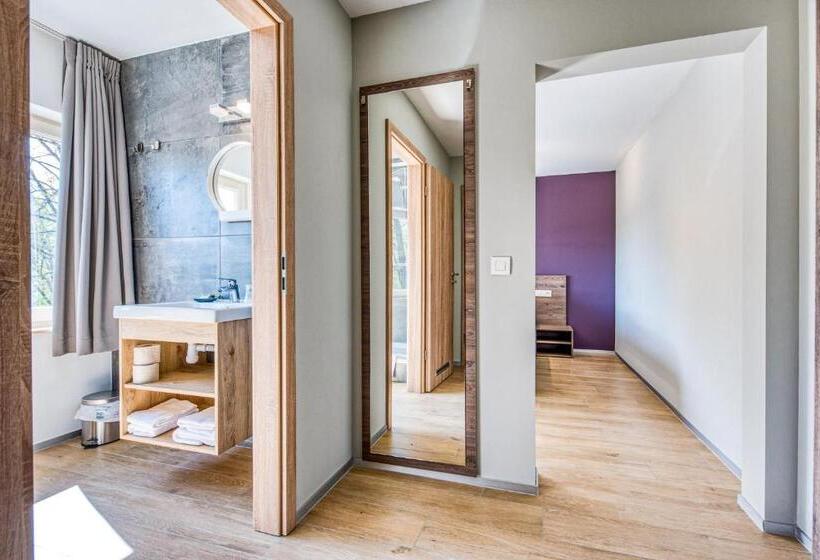 غرفة قياسية مطلّة علي البحيرة, L'avenue