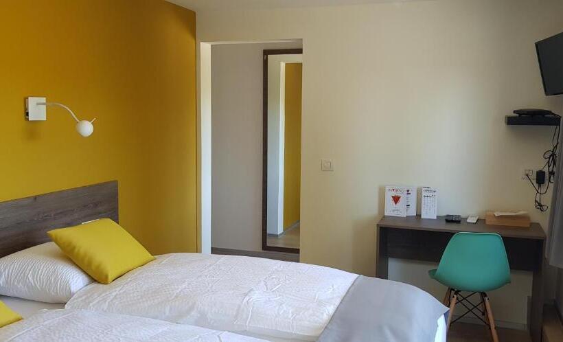 غرفة قياسية مطلّة علي البحيرة, L'avenue