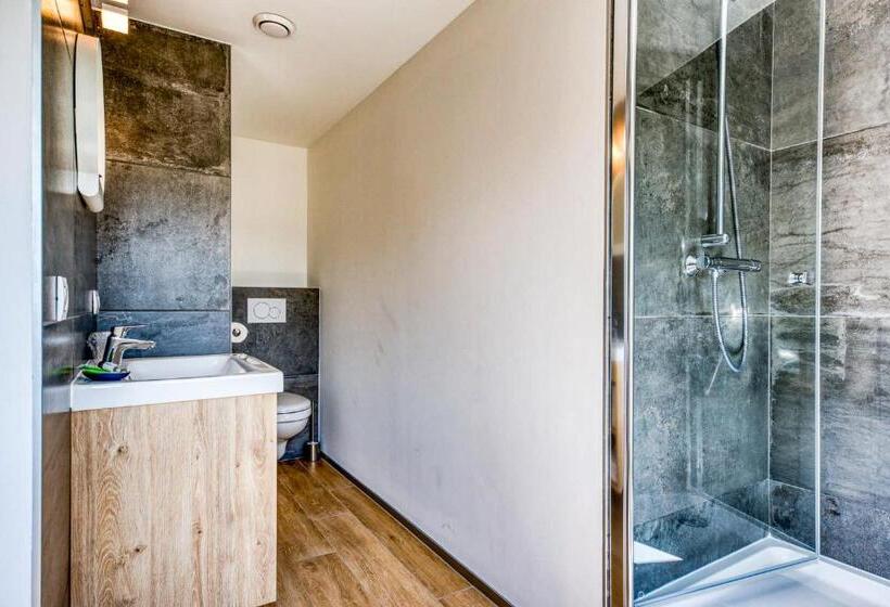 غرفة قياسية مطلّة علي الحديقة, L'avenue