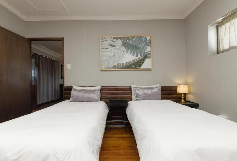 سوییت خانوادگی, Royal Palms Guest House