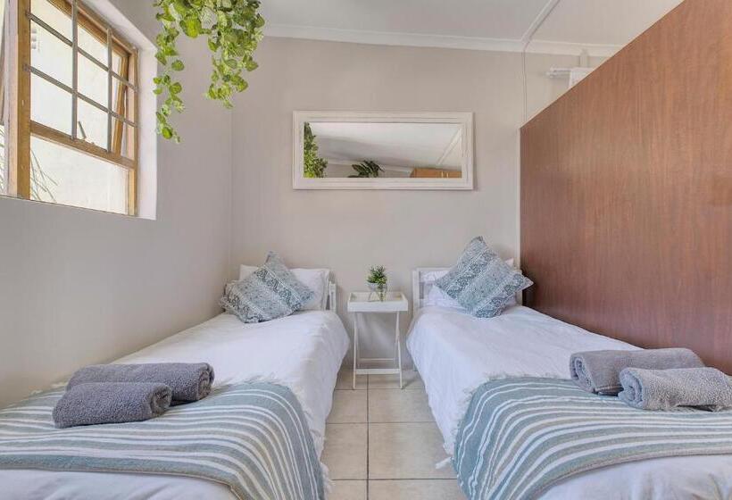 اتاق خانوادگی, Royal Palms Guest House