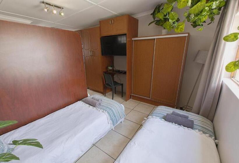 اتاق خانوادگی, Royal Palms Guest House