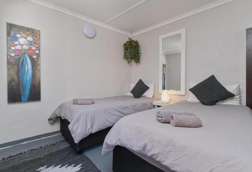 استودیو خانوادگی, Royal Palms Guest House