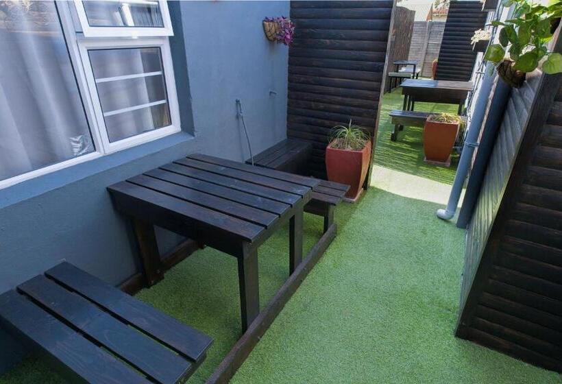 استودیو خانوادگی, Royal Palms Guest House