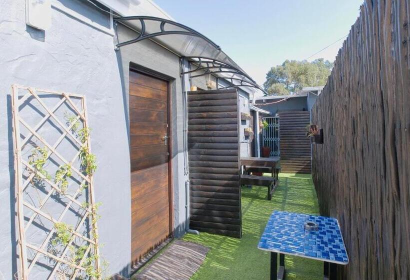 استودیو خانوادگی, Royal Palms Guest House