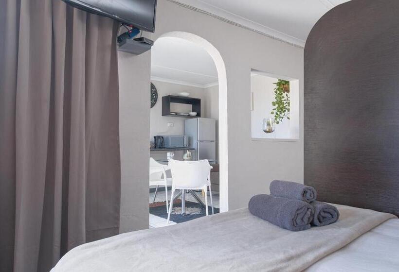 استودیو خانوادگی, Royal Palms Guest House