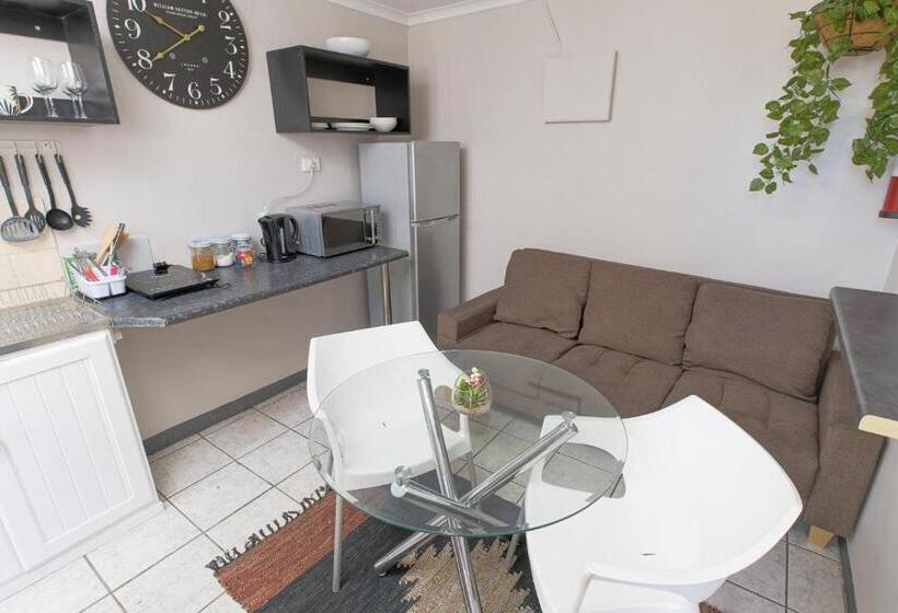 استودیو خانوادگی, Royal Palms Guest House