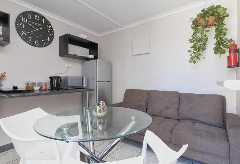 استودیو خانوادگی, Royal Palms Guest House