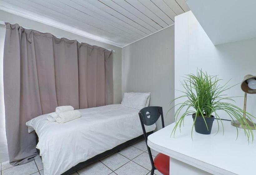 Дом 4 Спальни, Royal Palms Guest House